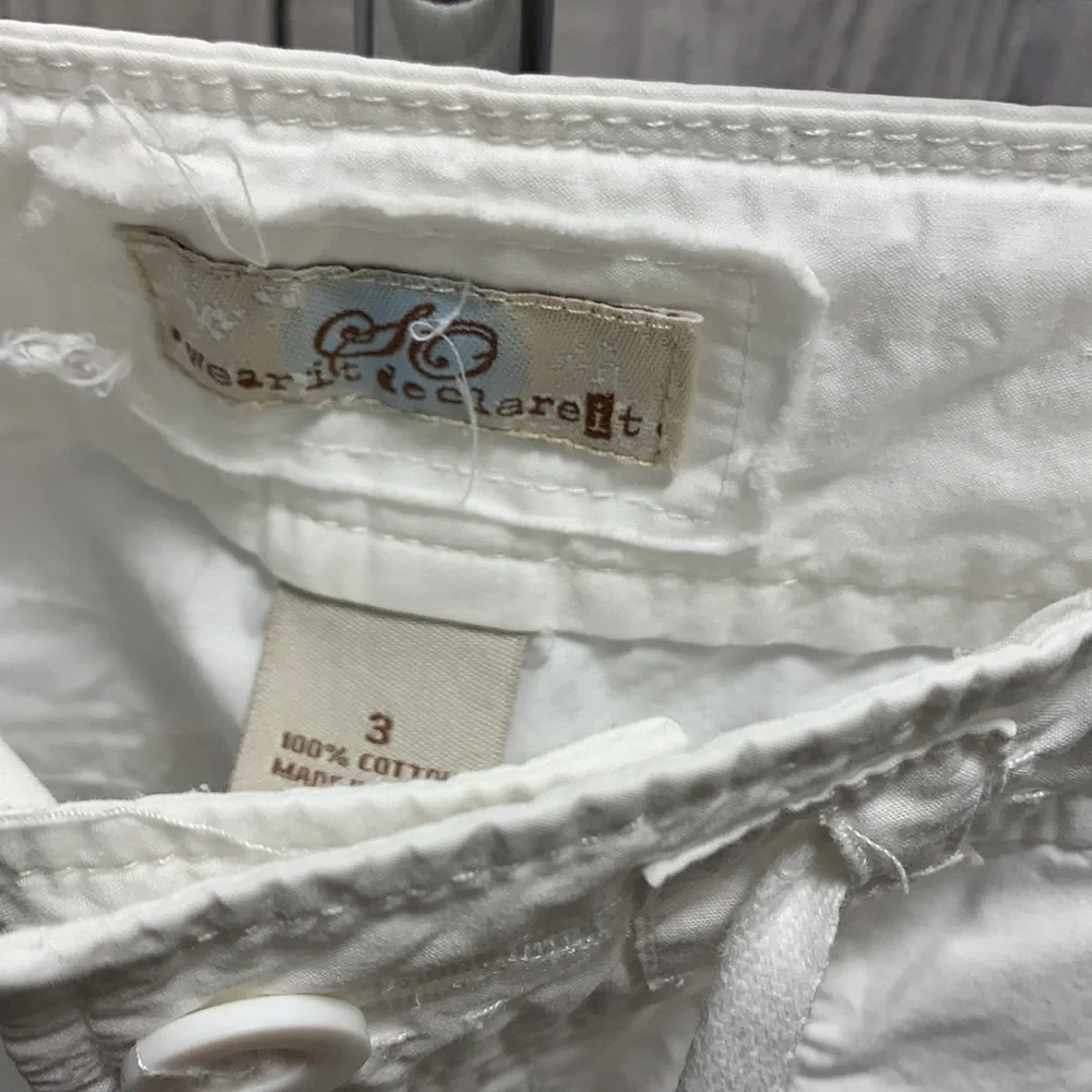 SO ware it declare it, white capris - Picture 6 of 8